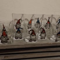 Gobelets peints de gnomes
