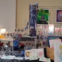 Verres peints exposés sur un stand