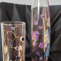 Verres peints de fleurs violettes