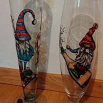 Vases en verre peints de gnomes